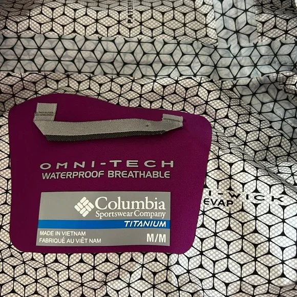 White new women’s Columbia titanium jacket in size medium - Picture 6 of 10